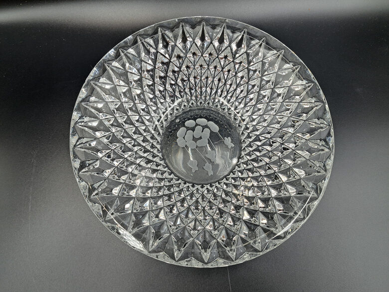 Ļoti skaista salātu bļoda ar greznu rakstu un gravēšanu uz pamatnes, d=18,5cm, forma "Vijolīte". Ļeņingrādas māksalas stikla rūpnīca (Kristāls sk 84)