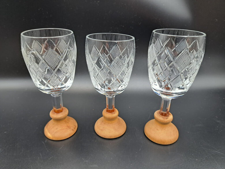 Kristāla glāzīšu 100ml uz kantainas kājiņas,  koka pamatne, formas un raksta nosaukums "Rombi" (Kristāls gl 142)