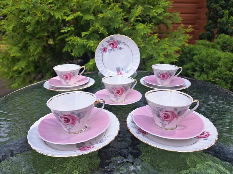 Plānsienu porcelāna trio, servīze "VITA" ar ļoti reti sastopamu rokas gleznojumu - košām rozēm un zeltu, RPR (Vita 110)