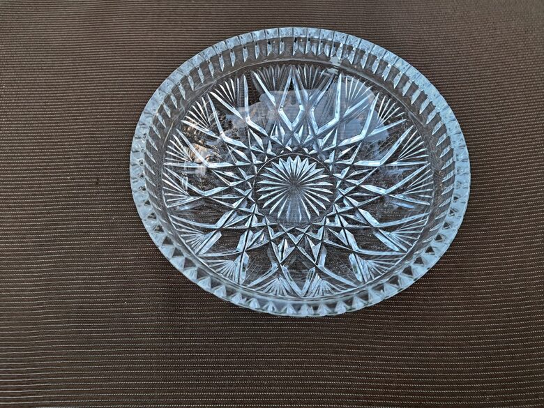 Kristāla bļoda, d=18cm, rokas gravēšana. Ražotājs ir viena no stikla rūpnīcām PSRS. 1980.-ie gadi. Izmēri: D=18cm (Kristāls sk 73)