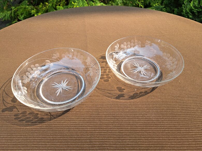 Elegantas un ļoti maigas cuarspīdīga kristāla bļodiņas ar smalku puķu gravēšanu, d=12cm (Kristāls sk 61)