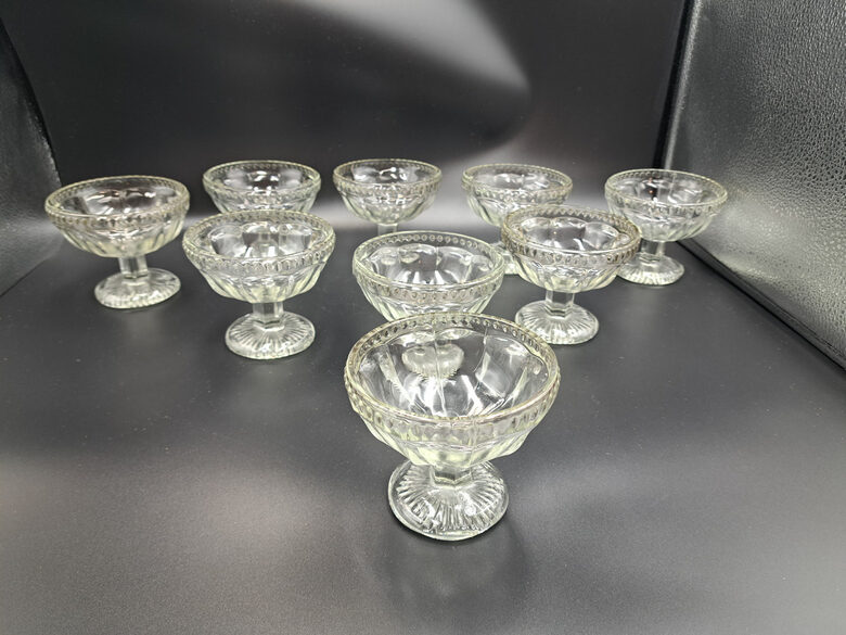 Bezkrāsainas presēta stikla deserta trauki uz kantainas kāiņas (Stikls sk 331)