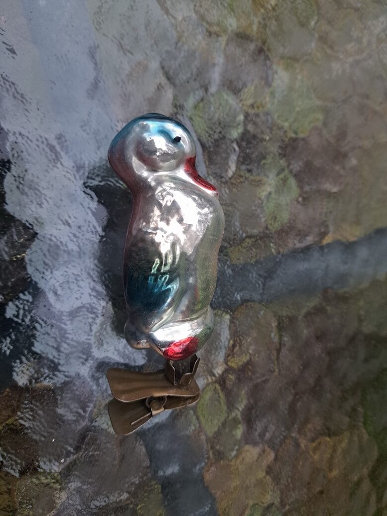 Pīle sudraba ar rozā un zaļu nokrāsojumu uz piespraudes, h=8,5cm (Egle putni 29)