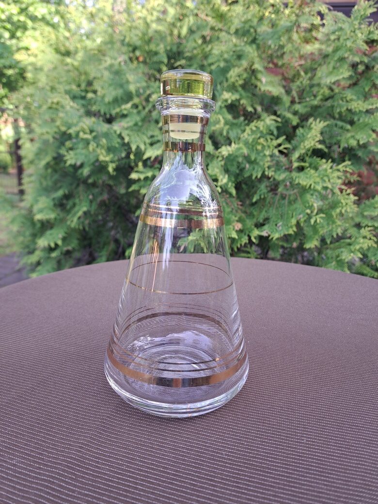 Eleganta konusveida ar zelta svītrām un dzeltenu korķi karafe, interesanta forma.  Augstums ar korķi - 20,5cm (Karafe st 10)