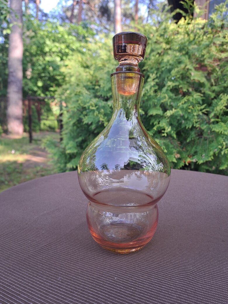 Eleganta mēdus krāsas stikla karafe ar korķi, interesanta forma. rezns. Augstums ar korķi - 21cm (Karafe st 09)