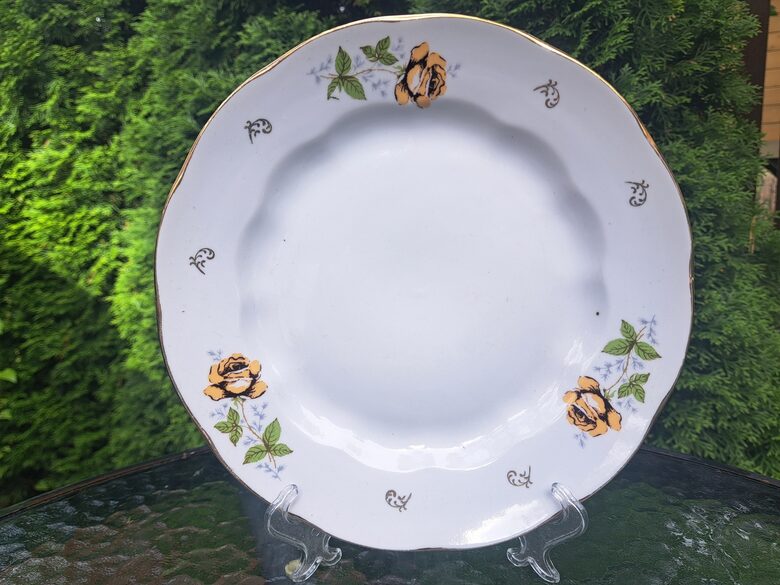 Otrā ēdiena šķīvis no pusdienu servīzes "Ārija" ar bešā rozēm un zeltu, RPR. D=24cm (Ārija pusdienu 439)