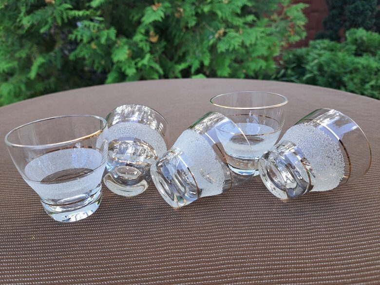 Glāzītes 60ml uz platas kājiņas ar zeta apvilkumu un graudainu pārklājumu (Stikla gl 338)