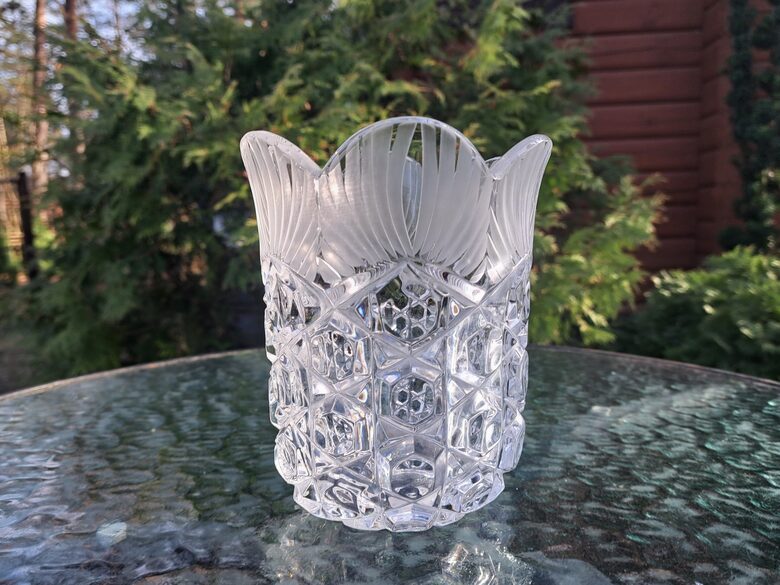 Ļoti skaista kristāla vāze  "Magnolija". Ražotājs: Ļeņingradas mākslas stikla rūpnīca. Autors H.Piļd (Krist vāze 18)