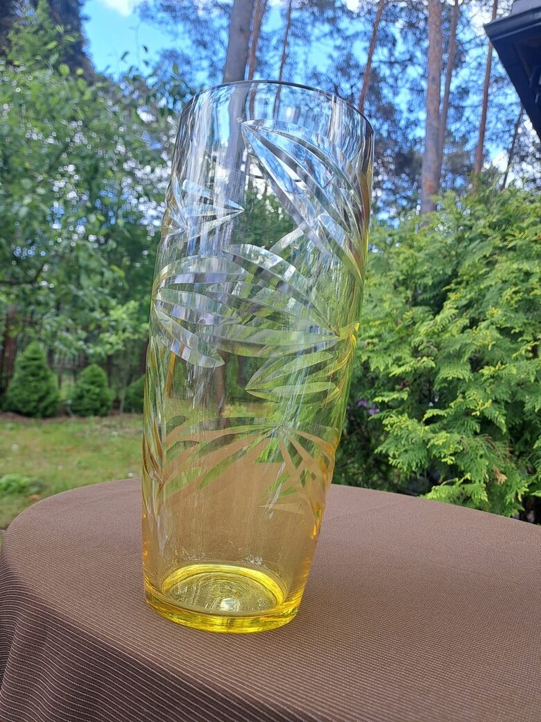 Skaista dzeltena vāze ar rokas gravēšanu. Ražotājs: Latvijas stikls. Augstums 28cm (Stikla vāze 160)