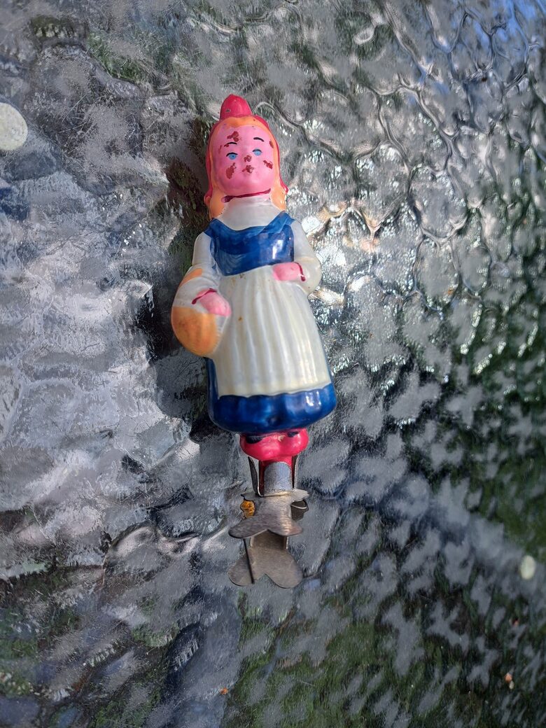 Ziemassvētku eglīšu rotājums - Sarkangalvīte zilā kleitā, bez amalgamas (Egle pasaka 55)