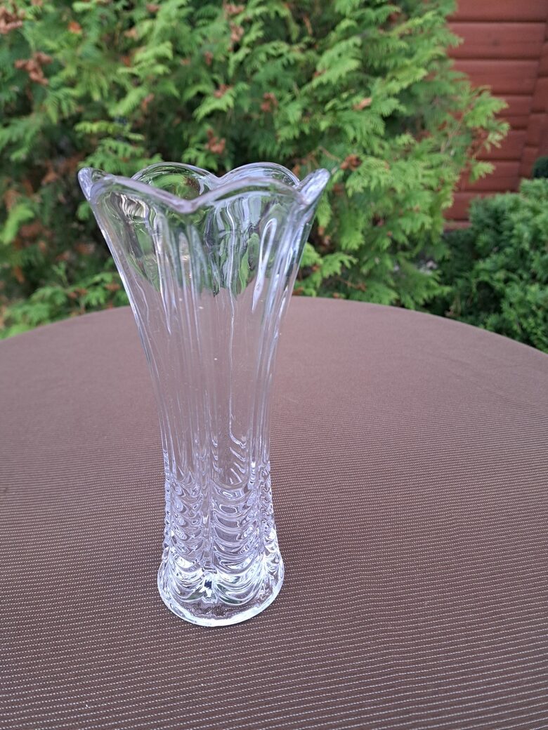 Presēta stikla vāze ar viļņainu rakstu (Stikla vāze 174)