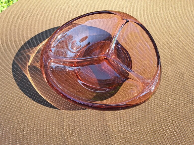 3-nodalījumu bļodiņa, biezs stikls, rozā krāsa. Čehija vai LīvānuSF. Diagonāles 18cmx18cm, h=5cm (Stikls sk 287)