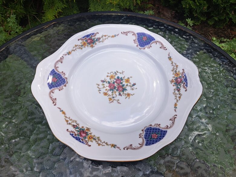 Grezns servēšanas kūku šķīvis ar zilu tikliņu, rozēm un zelta apvilkumu, ar rokturiem, Bohemia (Čehija 95)