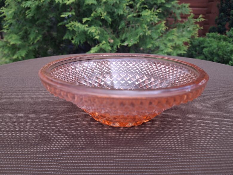 Presēta rozā stikla bļodiņa "Medus šķautnes", Neman (Stikls sk 262)