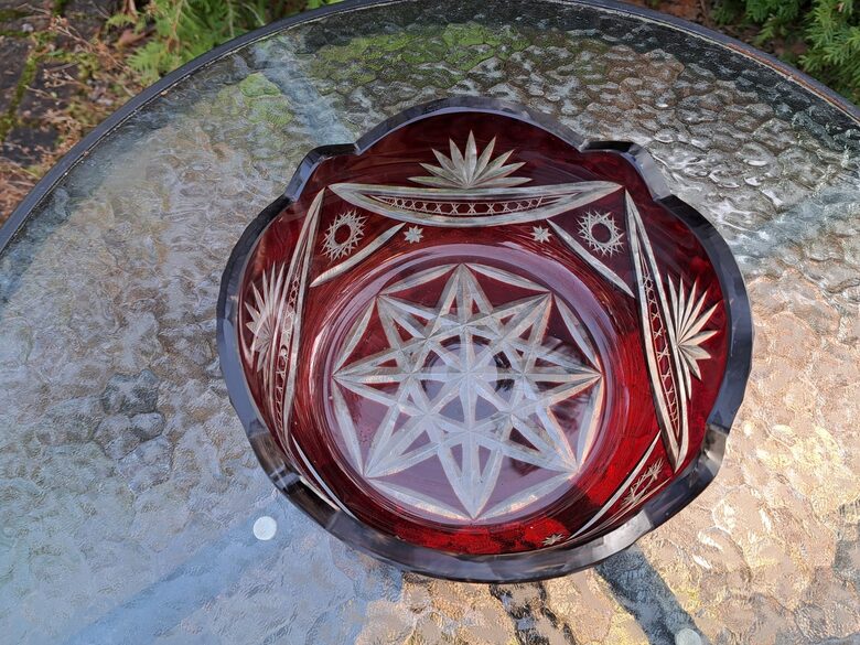 Grezna un ļoti skaista rubīna bļoda ar smalku dimanta gravēšanu, roku darbs (Stikls sk 250)