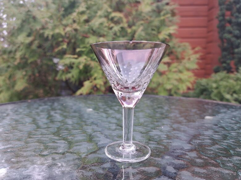 Ļoti eleganta rozā lustrēta konusveida glāzīte 50ml ar slīpētām pumpiņam uz caurspīdīgas kāiņas, sīka nepilnība (Stikla gl 264)