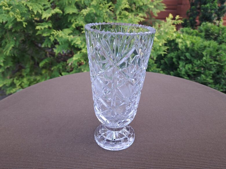 Masīva neliela kristāla vāze uz kājas, presēts kristāls ar rokas gravēšanu. Augstums 18,5cm. Diam.9cm (Krist vāze 21)