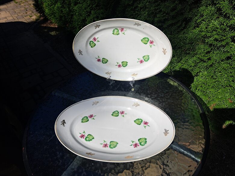 Lielais garenais šķīvis L=36cm ar fuksijas krāsas puķītēm un zaļām lapiņām, zelta apvilkumu un zelta zariņiem, pusdienu servīze "Gludā", PFF (Gludā 174)