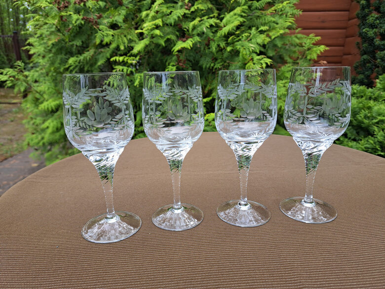 Eleganto kristāla glāžu 175ml uz savītas kājiņas ar maigu puķu rokas slīpešanu komplekts 4 personām, Čehija (Kristāls gl 170)