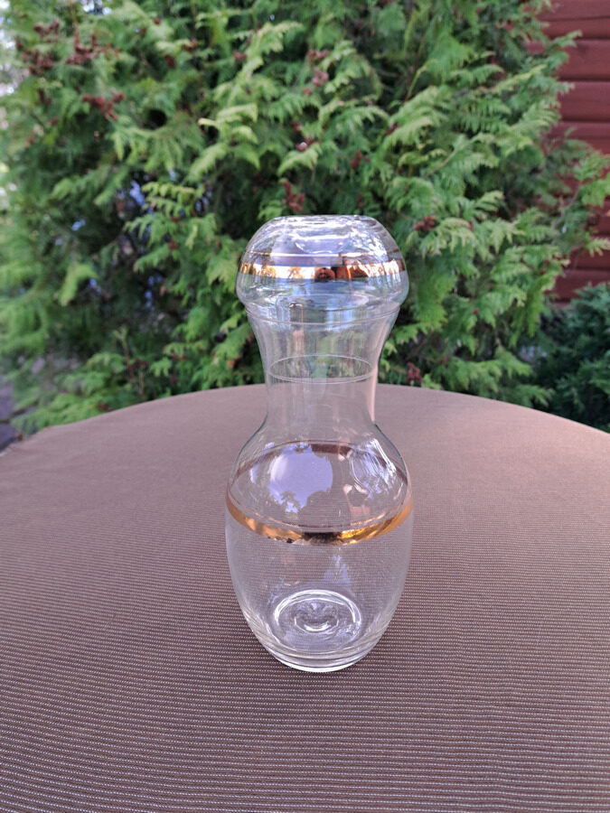 Eleganta ūdens karafe ar glāzi-korķi, zelta apvilkums, plāns pūsts stikls. Tilpums 650ml un 150ml (Karafe st 91)