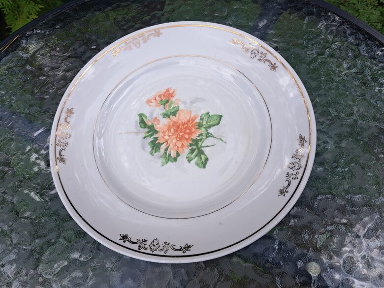Šķīvis otrā ēdiena D=24,5CM, servīze "Gludā" ar oražu krizantēmu, zelta rakstu un apvilkumu gar malu, PFF (Gludā 166)