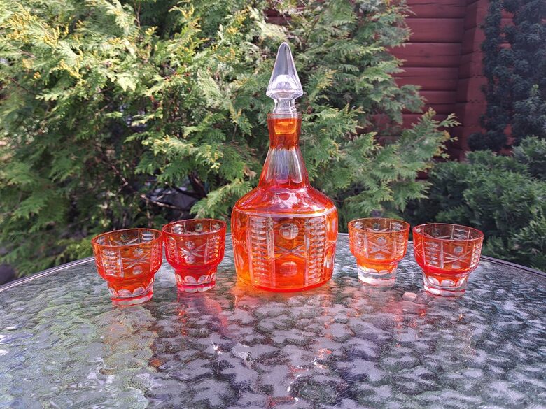 Komplekts karafe ar vāciņu un 4 glāzītes, rubīnkrāsas 2-slāņu stikls ar greznu rokas gravēšanu, PSRS (Karafe st 08)