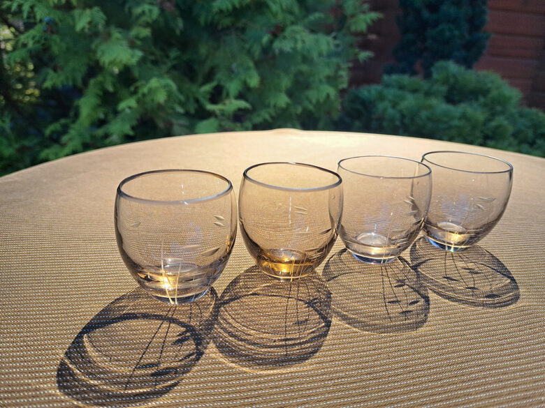 Kristāla mini glāzīte 60ml, apaļa, maigi bēšā krāsa, rokas gravēšana (Kristāls gl 145)