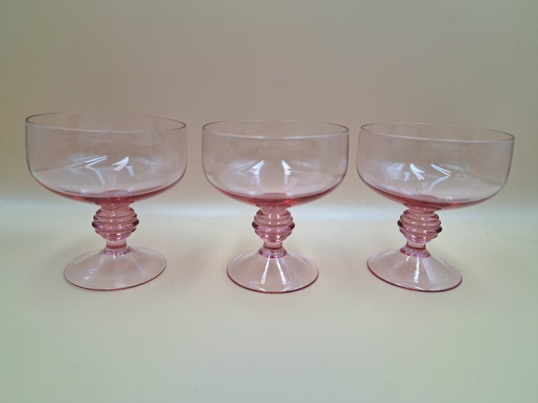 Skaistu rozā glāžu uz kājiņas komplekts 3 personām kastē, tilp.200ml, NEMAN (Stikla gl 366)