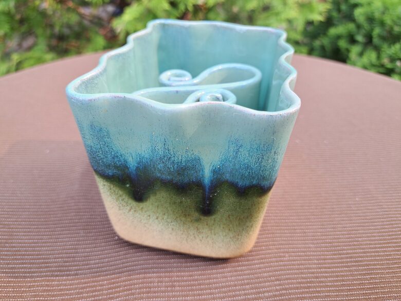 Skaista keramikas vāzīte taisnstūra, viļņaini sāni, iejšā ir puķu turētajs, zaļos toņos, Latvijas Keramika (Keram 139)