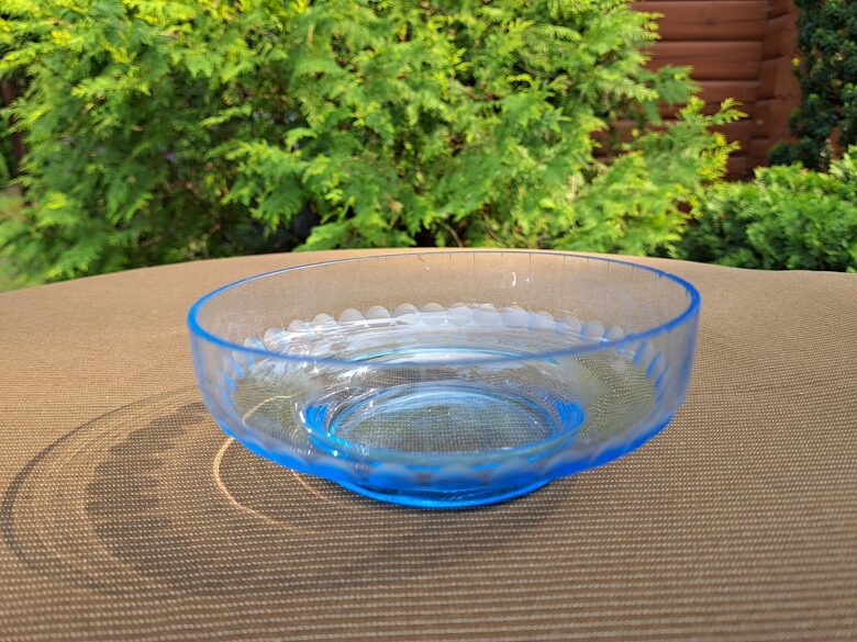 Vintāža gaiši zila stikla bļodiņa ar apļiem. Gravēšana, stikls. 60-ie gadi. D=14,5cm, h=4,5cm (Stikls sk 275)