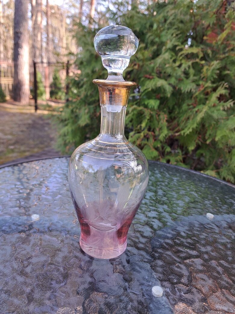 Izsmalcināta stikla karafe, rozā pārklājums, maiga rokas gravēšana. 500ml (Citi st 204)