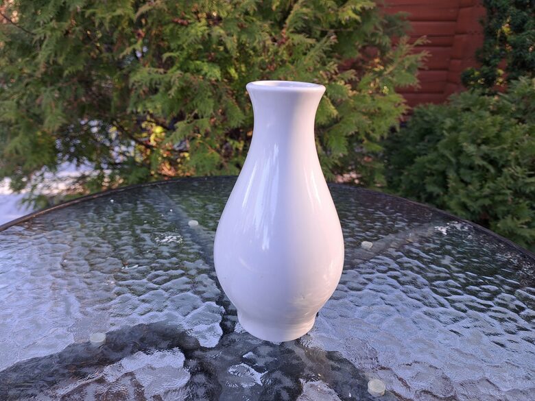 Pilnīgi balta vāze, bez dekola un bez zīmoga, bet RPR forma (Vāzes 15)