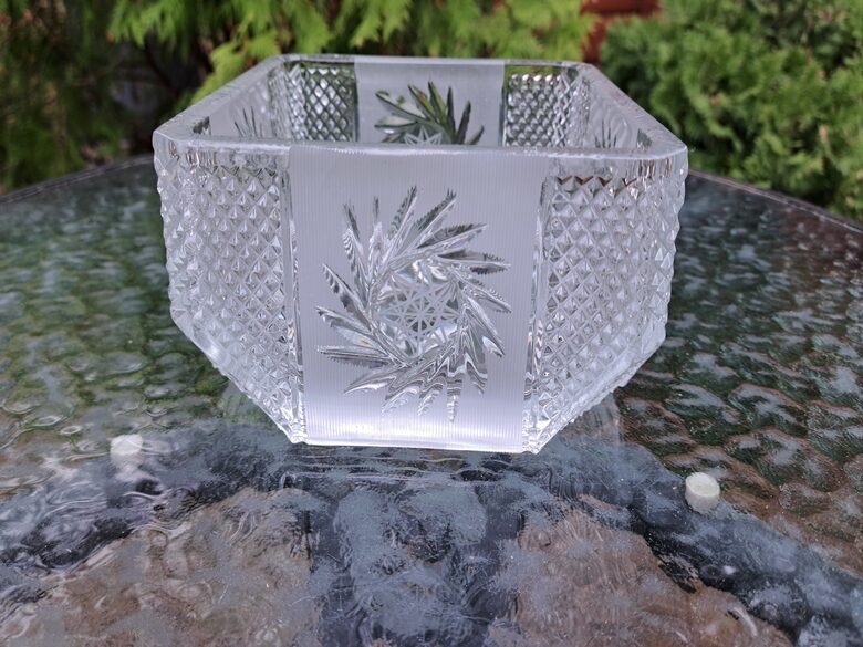 Vidēja lieluma kvadrāta kristāla bļoda, presēts kristāls un rokas gravēšana. Izmēri: 16cmx16cm, augstums 9,5cm (Kristāls sk 56)