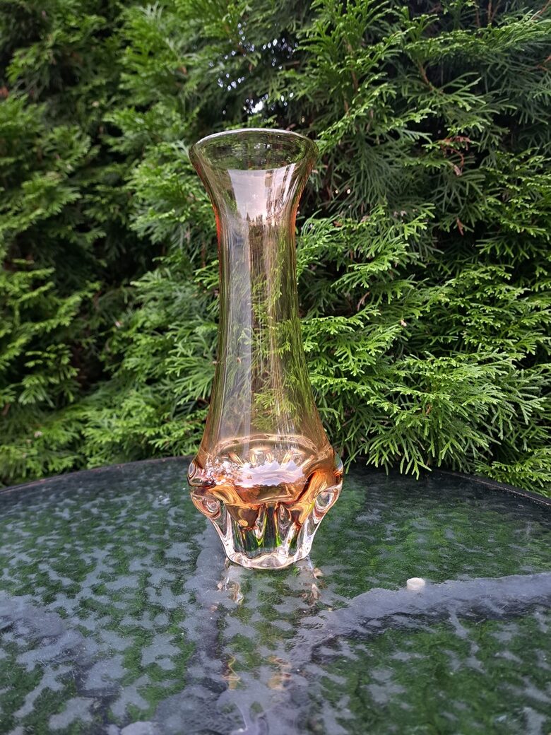 Vāze dzeltena ar zaļu iemaisījumu, biezs pūsts stikls. Ražotājs: Krasnij gigant, PSRS (Stikla vāze 167)