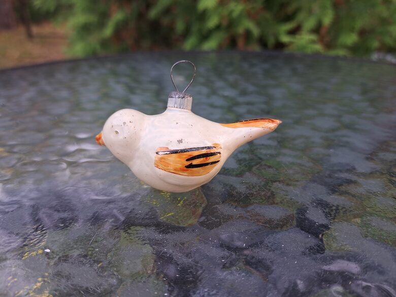 Vintāžs mazs putniņš, turētājs mugurā (Egle putni 28)