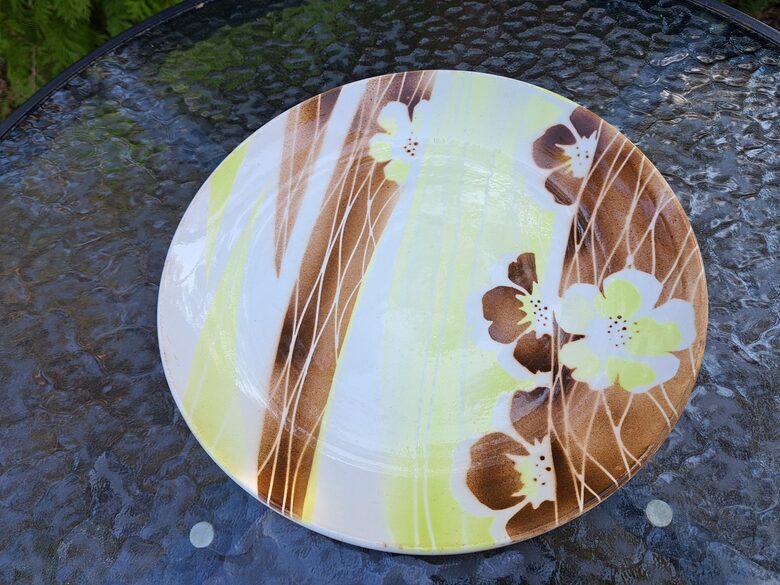 Interesants fajansa dekoratīs šķīvis ar puķēm dzeltenos un brūnos toņos, PFF, tehnika - aerografija (Fajanss 30)