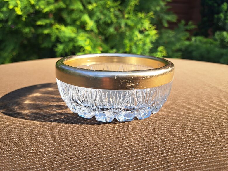 Mazā saldumu bļodiņa ar dzeltena metāla apmali, diam.11cm, caurspīdīgs presets stikls. Dziļums 4,3cm (Stikls sk 281)