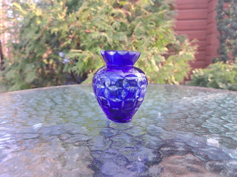 Indigo krāsas mazā vāzīte, dimanta gravēšana,  Iļģuciema stikla fabrika (Stikla vaze 155)