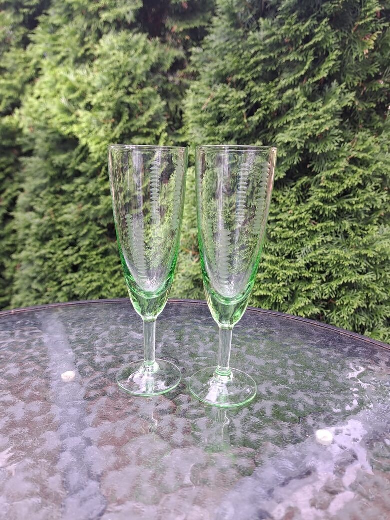 Izsmacināts vintāžs gaiši zaļa stikla ar rokas gravēšanu šampanieša glāžu komplekts 2 personām (Stikla gl 321)