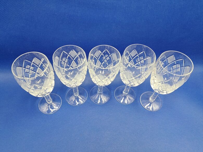 Kristāla glāžu 100ml uz kantainas kājiņas komplekts 5 personām, smalka rokas gravēšana (Kristāls gl 85)