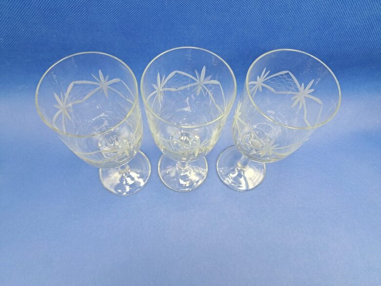 Elegantas vintāžas vīna glāzes uz kājiņas, tilpums 175ml, rokas grāvēšana (Stikla gl 249)