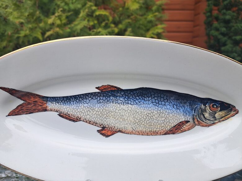 Šķīvis garenais ar siļķi un zelta apvilkumu, fajanss, 31cmx15cm, Kuzņecovs (Kuzņecovs 153)