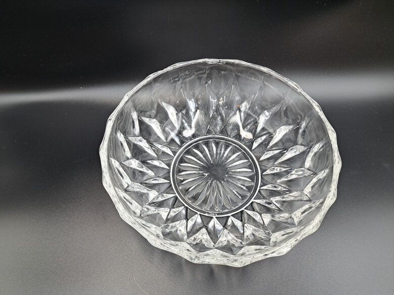 Caurspīdīga presēta stikla bļoda, PSRS. 70-80.-ie gadi. D=18,5cm, h=5,5cm (Stikls sk 318)