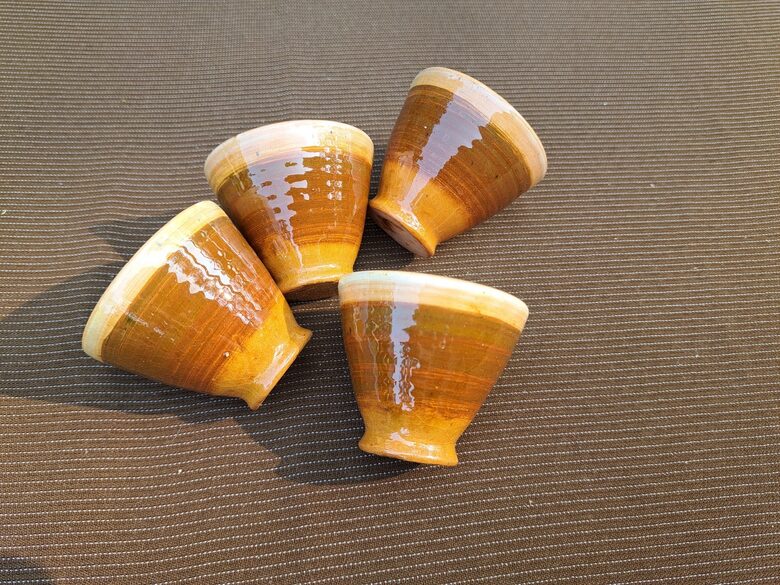 Mini glāzīšu konplekts 4 personām. Brūngana krāsa, glazūra.  Augstums 4,5cm, tilpums 40ml (Keram 148)