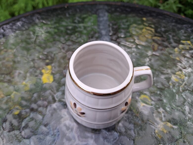 Kauss porcelāna, brūnas puķes un zelts, PFF. Samēra rets un reti sastopamas brūnas puķes. Tilpums ir 225ml (Krūze 57)