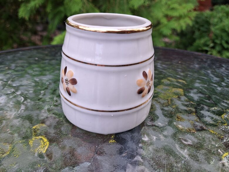 Kauss porcelāna, brūnas puķes un zelts, PFF. Samēra rets un reti sastopamas brūnas puķes. Tilpums ir 225ml (Krūze 57)