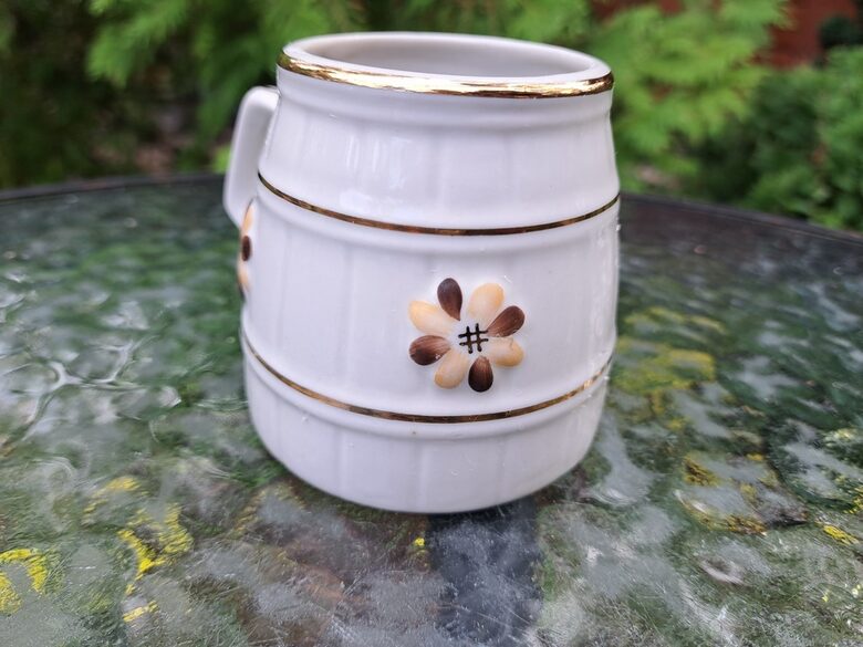 Kauss porcelāna, brūnas puķes un zelts, PFF. Samēra rets un reti sastopamas brūnas puķes. Tilpums ir 225ml (Krūze 57)