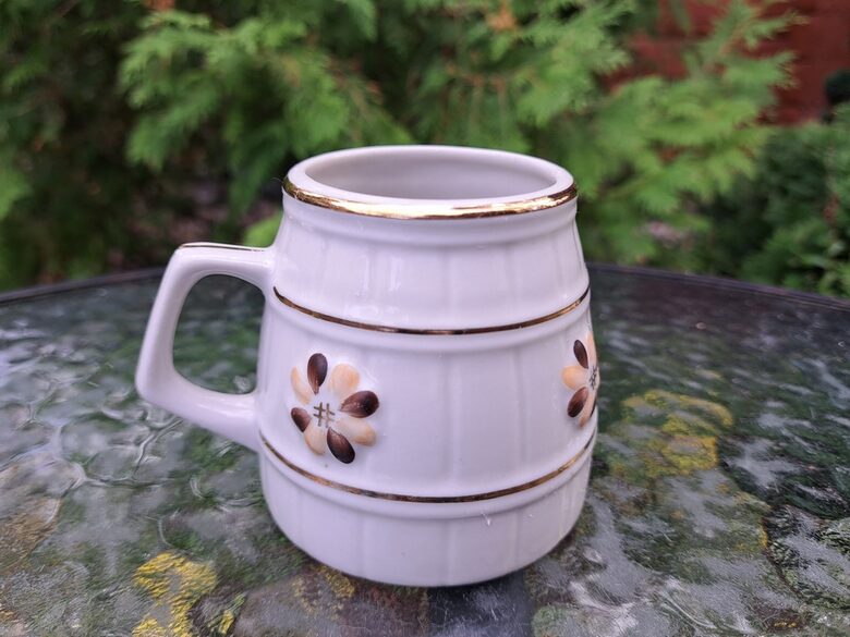 Kauss porcelāna, brūnas puķes un zelts, PFF. Samēra rets un reti sastopamas brūnas puķes. Tilpums ir 225ml (Krūze 57)