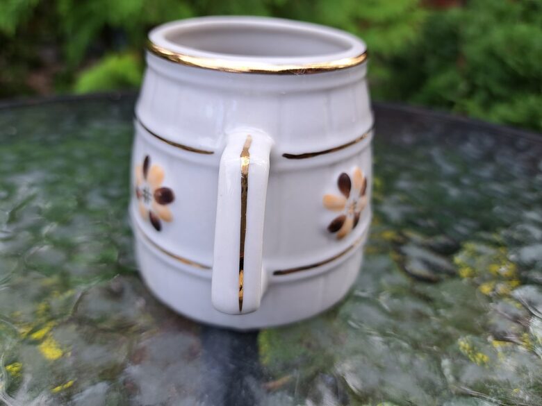 Kauss porcelāna, brūnas puķes un zelts, PFF. Samēra rets un reti sastopamas brūnas puķes. Tilpums ir 225ml (Krūze 57)