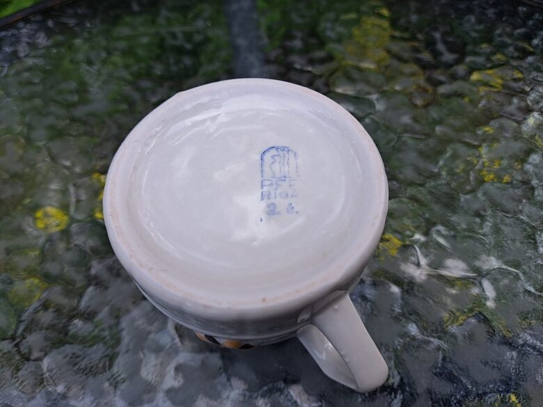 Kauss porcelāna, brūnas puķes un zelts, PFF. Samēra rets un reti sastopamas brūnas puķes. Tilpums ir 225ml (Krūze 57)